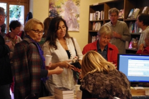 Abigail Seran en pleine dédicace.