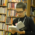 Rachel Maeder lit des passages de "Qui ne sait se taire nuit à son pays".