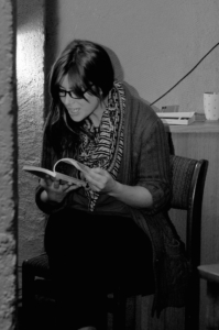 Laurence Morisot en pleine lecture. [©Sandra Hildebrandt]